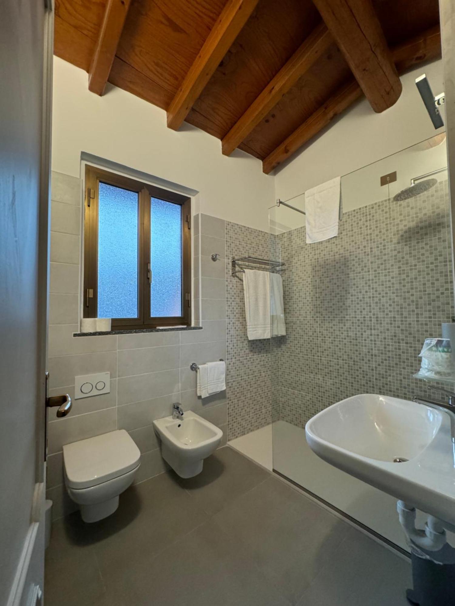 B&B Michelina Castiglione dʼIntelvi Екстериор снимка