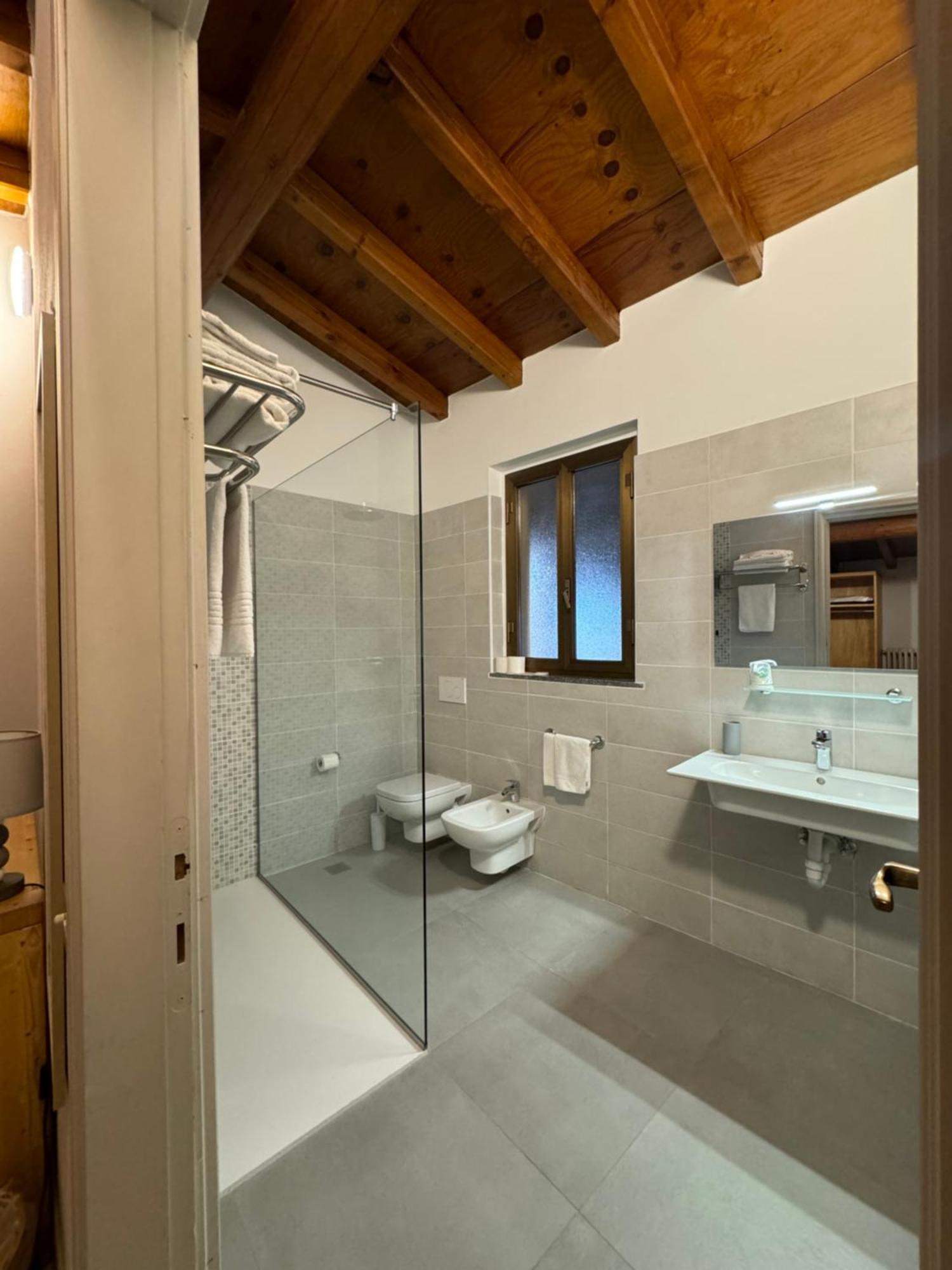 B&B Michelina Castiglione dʼIntelvi Екстериор снимка